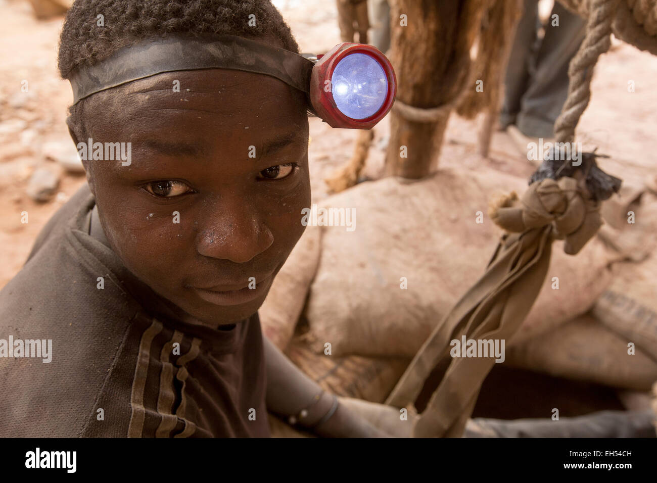 KOMOBANGAU, NIGER, : Les mineurs couvert de poussière à côté de l'entrée de l'arbre vertical du brut gold mine. Banque D'Images