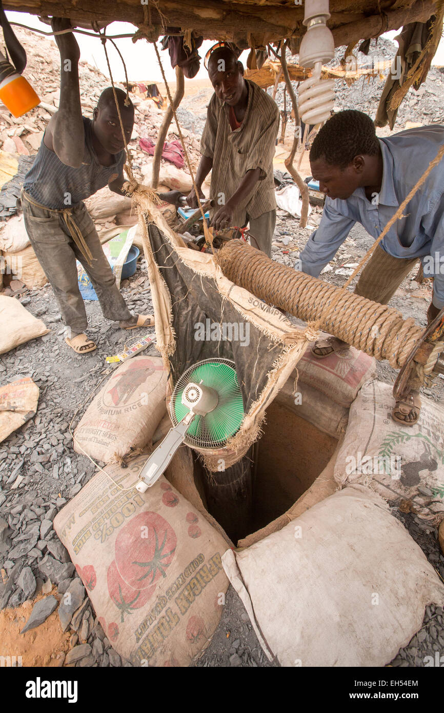 KOMOBANGAU, NIGER, : Un ventilateur domestique pompe l'air dans une mine d'or pour les mineurs ci-dessous. Banque D'Images