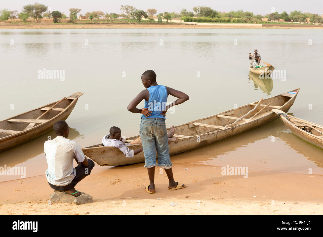 Près de Niamey, Niger, 15 mai 2012 : Ferrymen avec leurs bateaux à un ferry point. Banque D'Images
