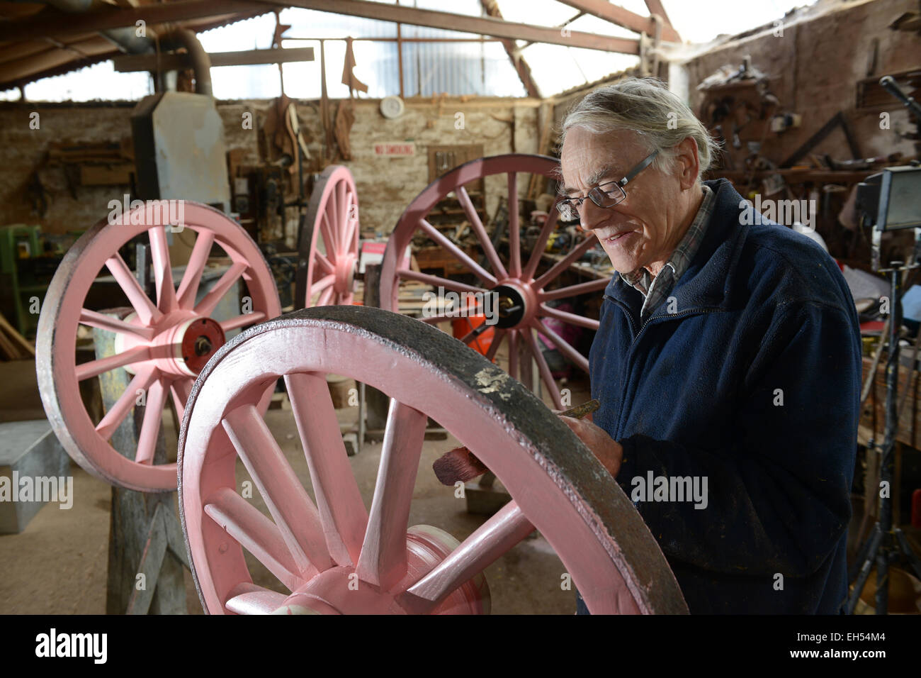 Wheelwright Phil titulaire travaillant sur les roues à rayons de bois dans son atelier de Shropshire Banque D'Images