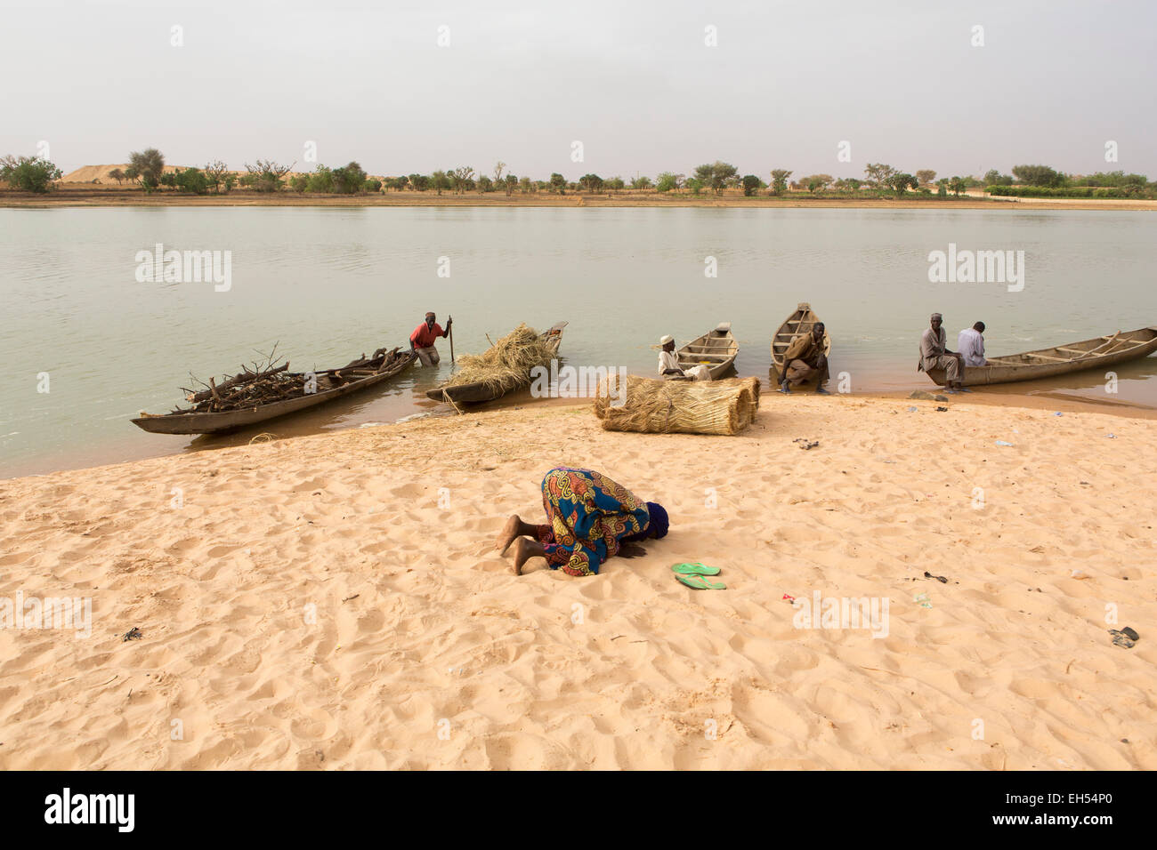 Près de Niamey, Niger, 15 mai 2012 : Ferrymen avec leurs bateaux à un ferry point. Banque D'Images
