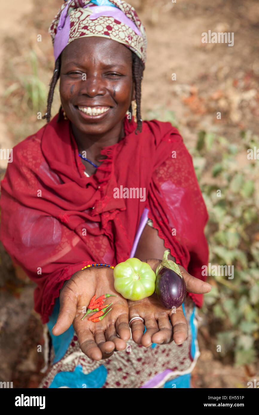 Le jardin des femmes, Groupe Tera, de l'ouest Niger : Ramata Hama, 38, l'une des 52 femmes dans le groupe de jardinage local fournit à la fois nourriture et revenu par la crise alimentaire. Banque D'Images