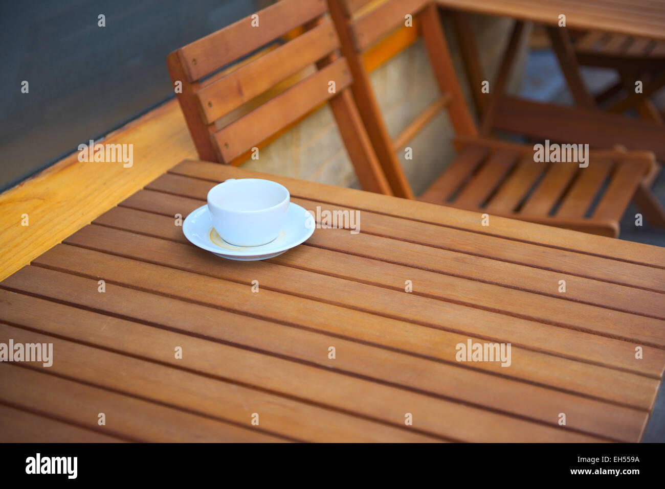 La tasse de café vide sur la table d'extérieur en bois Banque D'Images