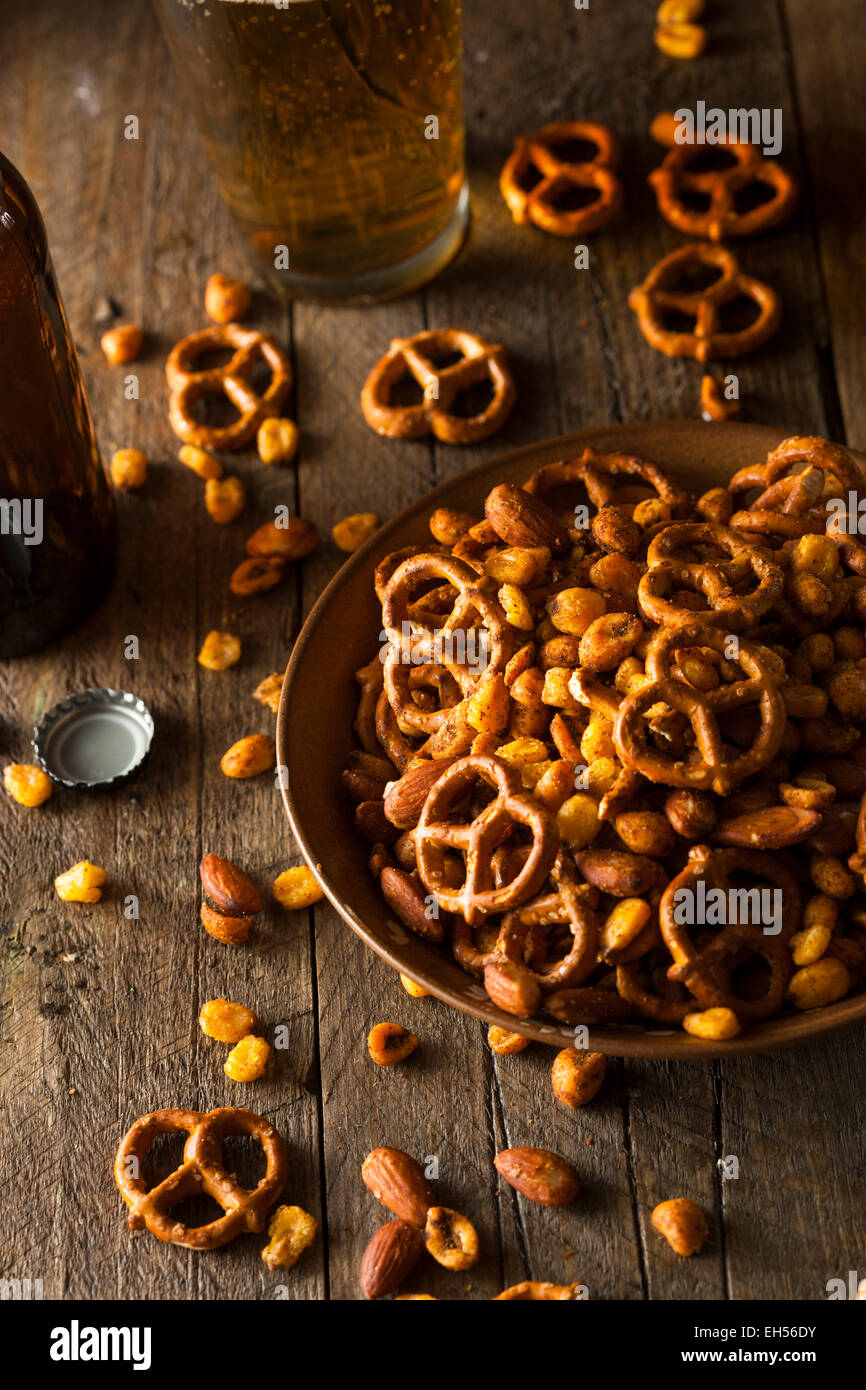 Snack-bar assaisonné mélanger avec les noix et les bretzels Banque D'Images