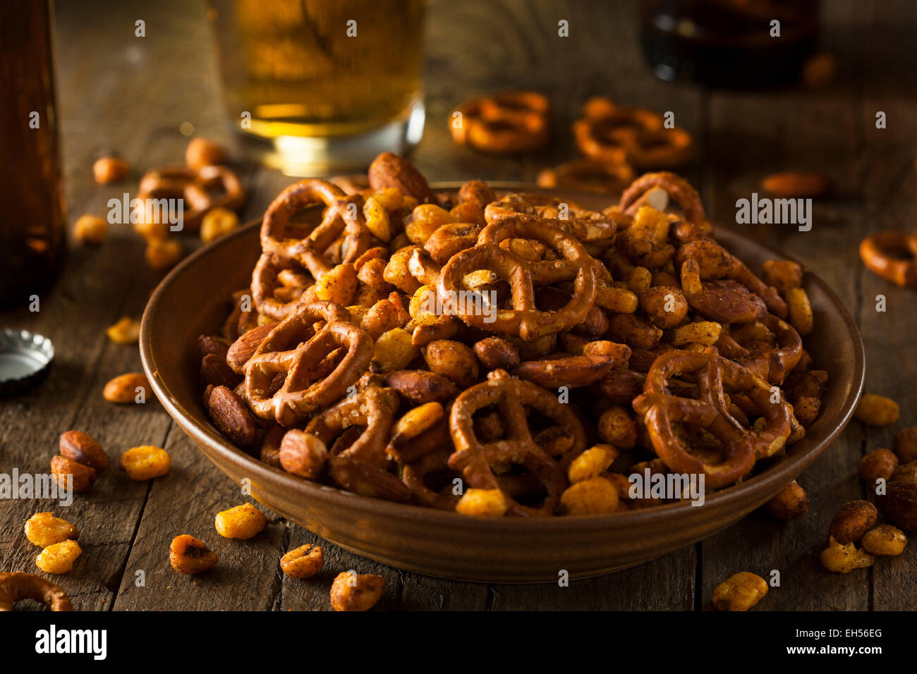 Snack-bar assaisonné mélanger avec les noix et les bretzels Banque D'Images