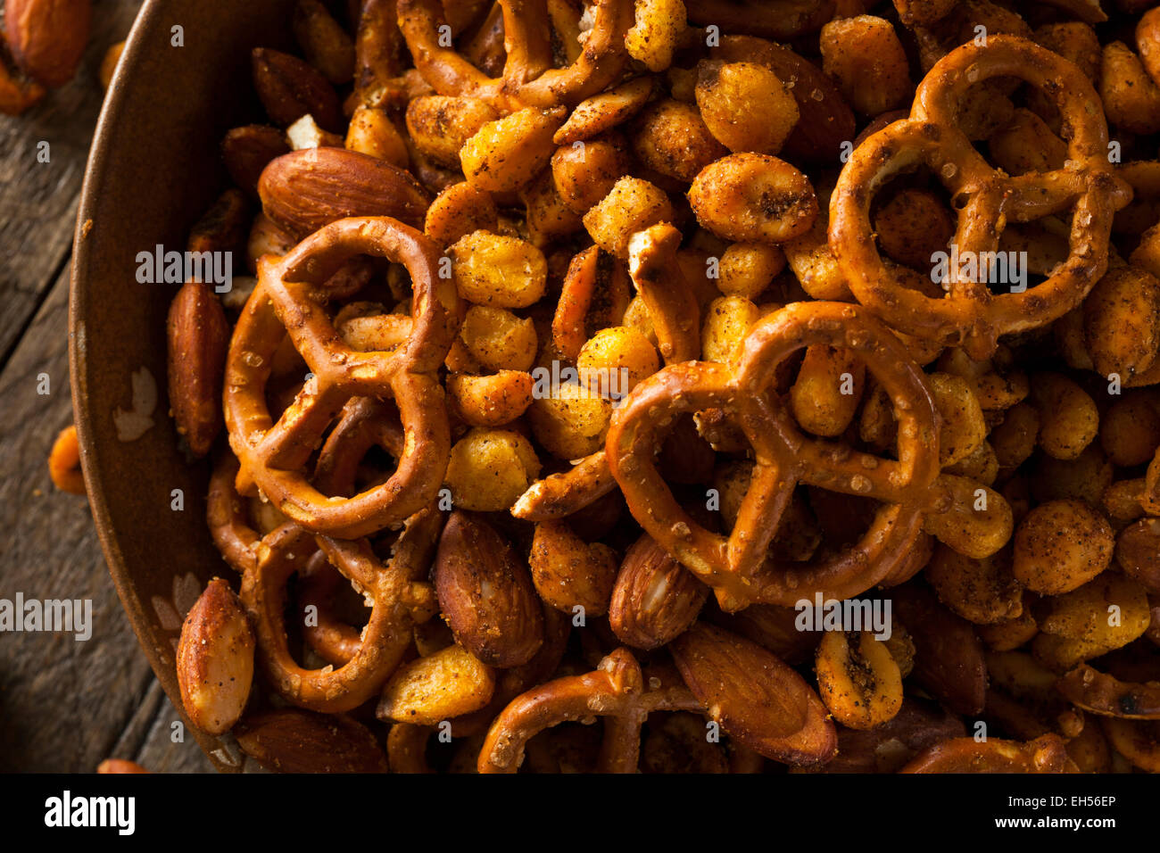 Snack-bar assaisonné mélanger avec les noix et les bretzels Banque D'Images