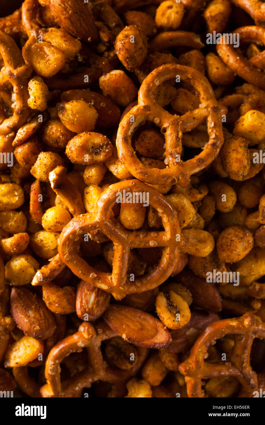 Snack-bar assaisonné mélanger avec les noix et les bretzels Banque D'Images