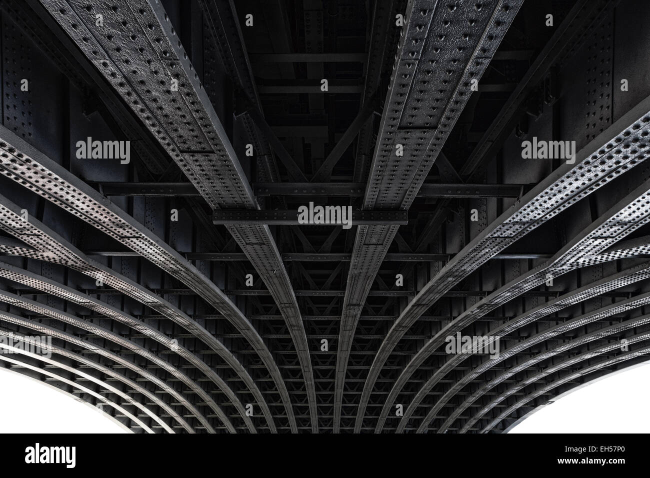 Le dessous de Blackfriars Bridge Londres Angleterre, résumé des lignes architecturales d'un célèbre structure en acier noir, site urbain Banque D'Images