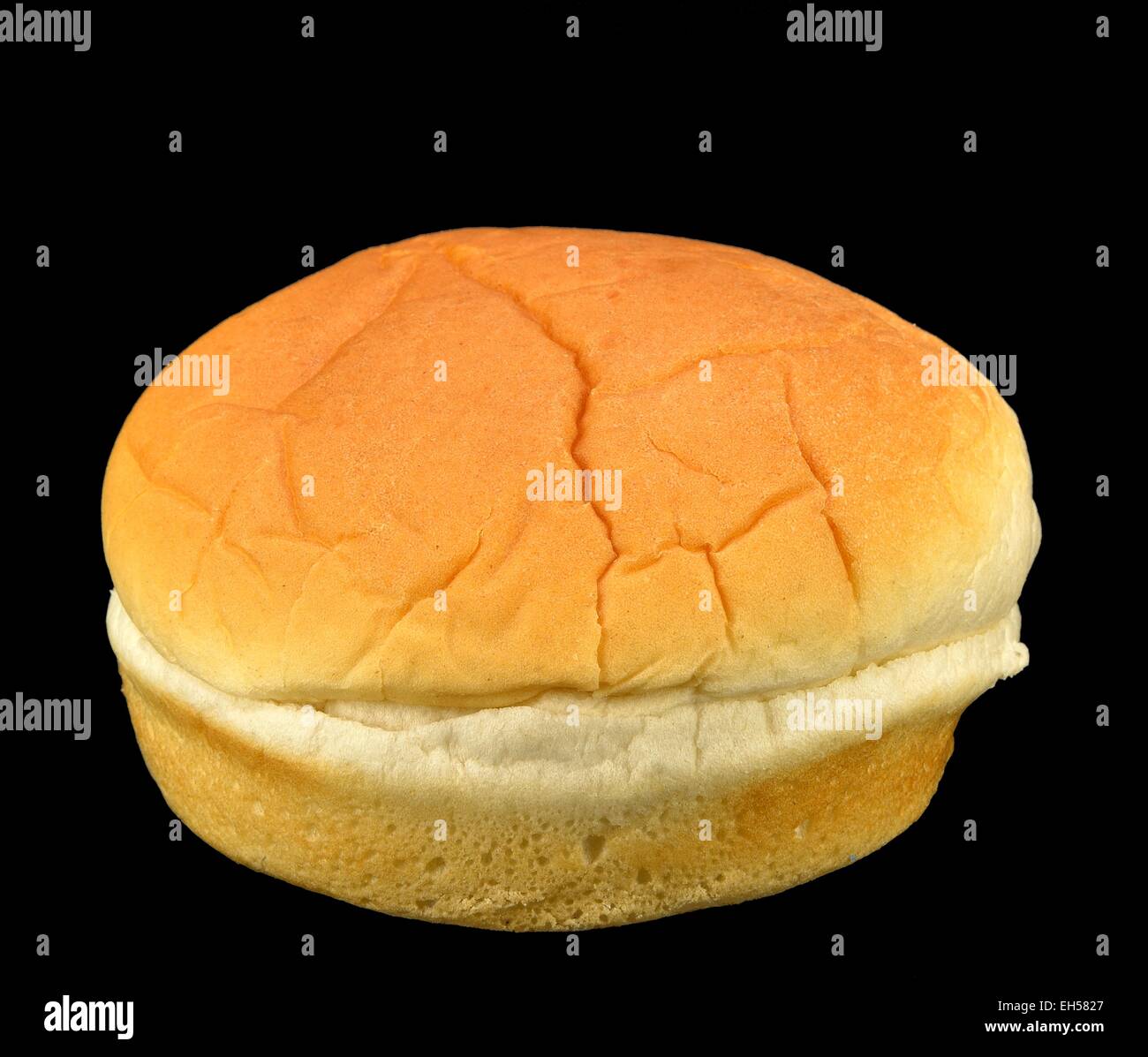 Un pain à hamburger sur un fond noir. Banque D'Images