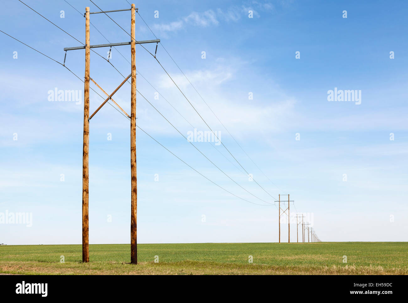 Lignes de transport d'électricité et de granulés de bois d'éoliennes en Kiowa Comté de l'Oklahoma. Double usage terre comme c'est aussi un champ de foin Banque D'Images