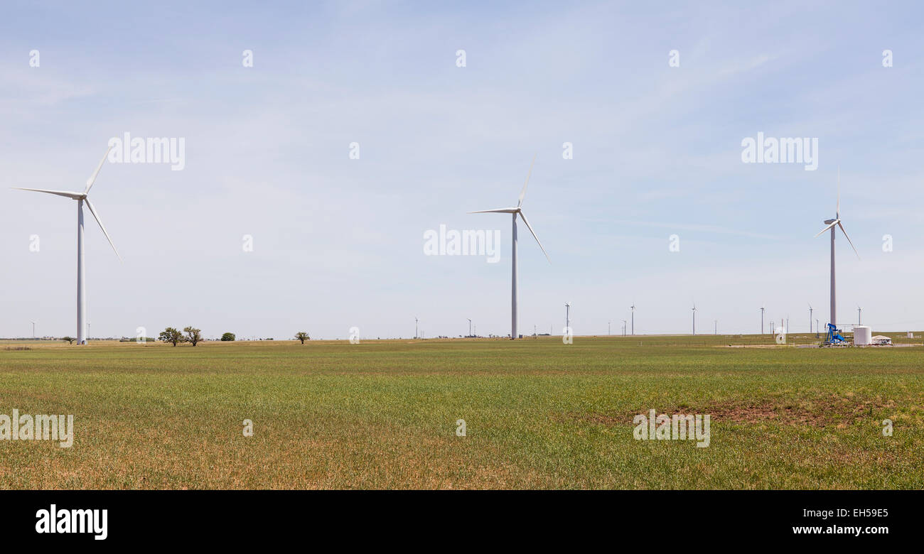 Moulins et éoliennes pour produire de l'électricité dans les champs de foin et d'huile avec pompe de chaleur, et de chatoiement. Kiowa Comté, New York Banque D'Images