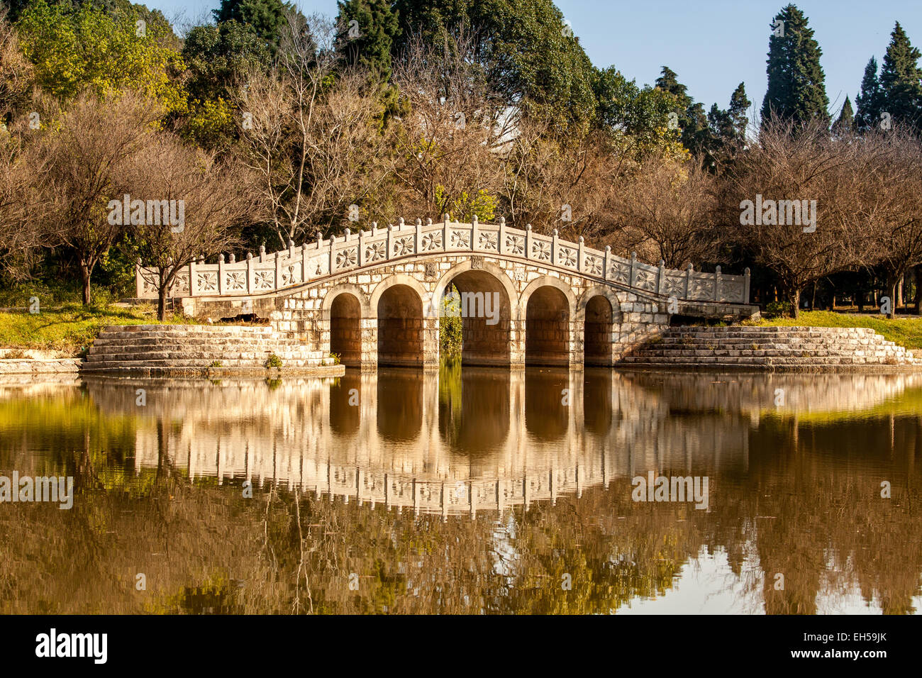 Pont en arc de pierre dans le parc Banque D'Images
