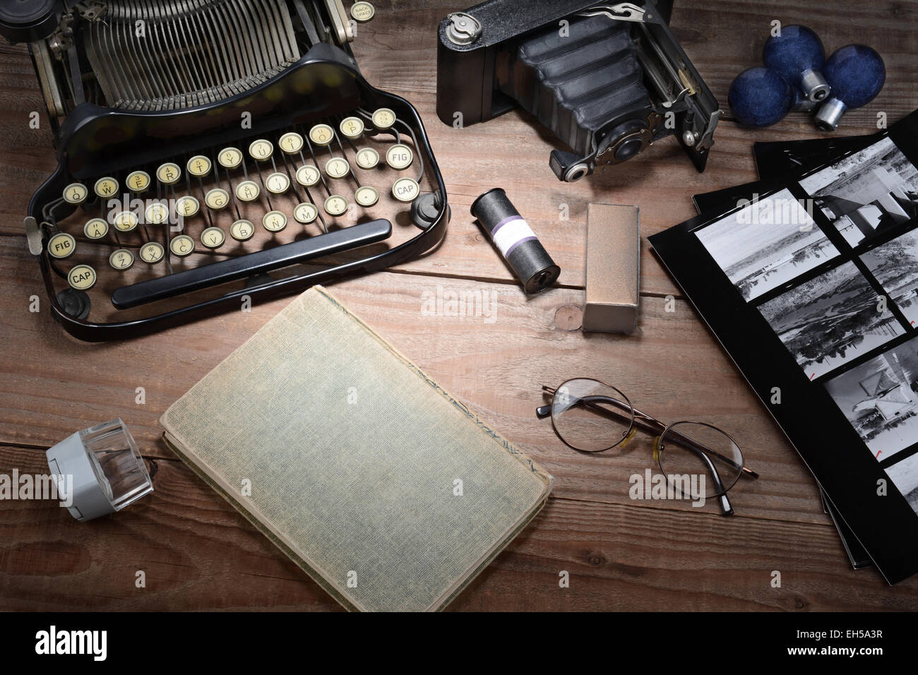 Libre de la photographie rétro still life with typewriter, folding, loupe, film en rouleau, flash xénon, contactez imprime et boo Banque D'Images