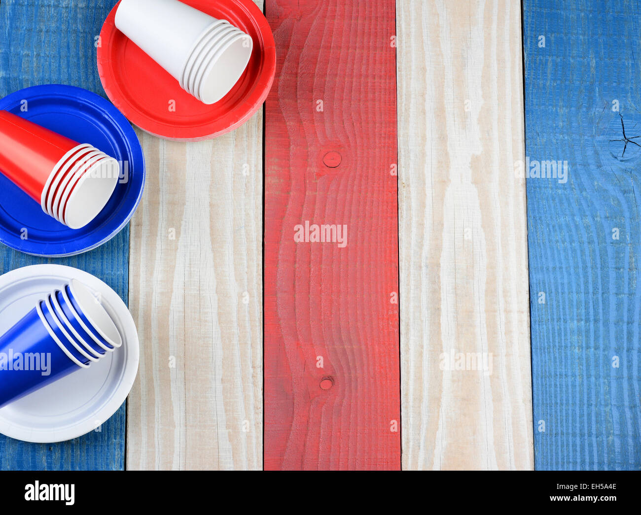 High angle shot d'une rouge, blanc et bleu table de pique-nique avec des assiettes et tasses. Les coupes et les plaques sont mis ot un côté lea Banque D'Images