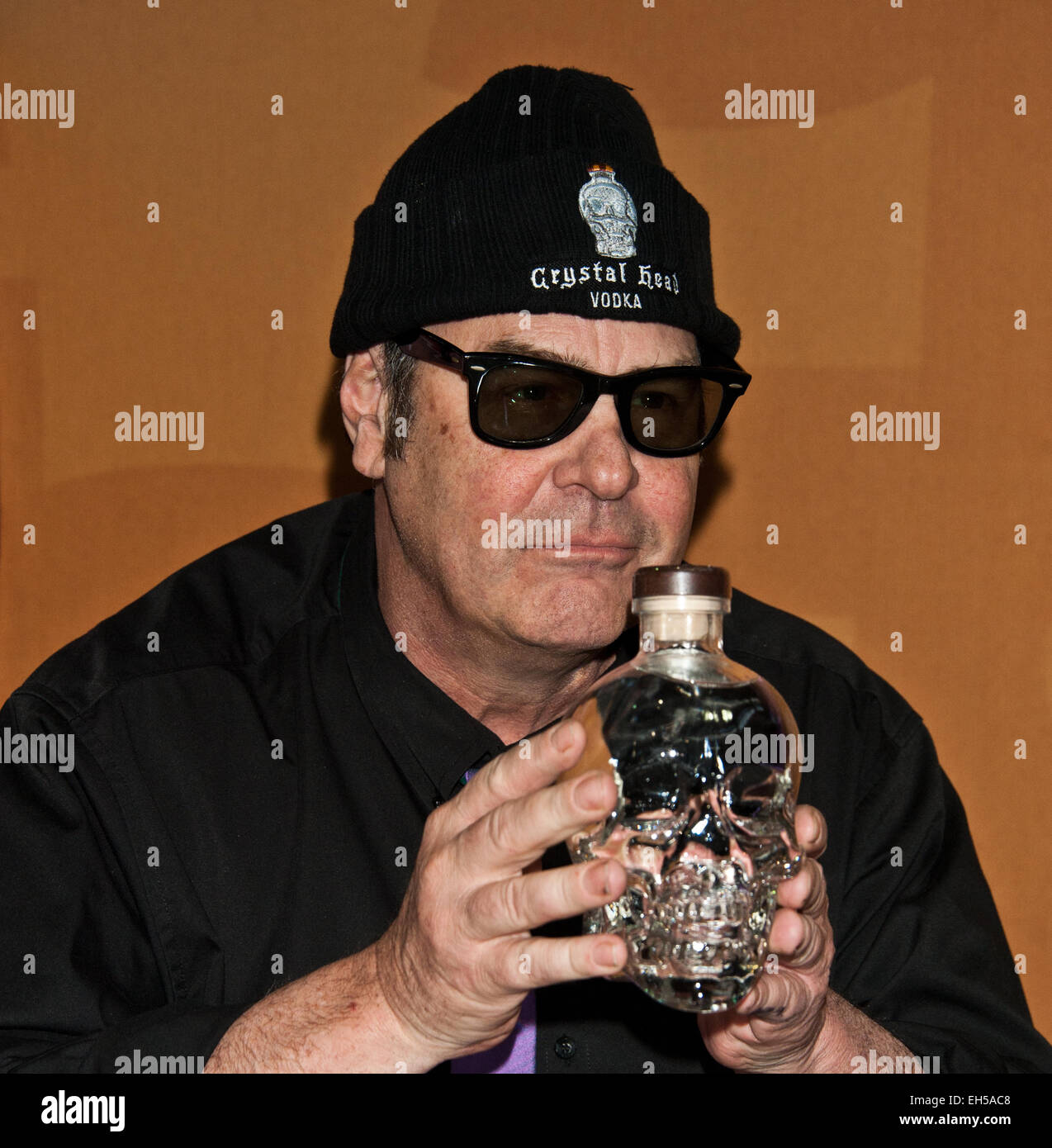 Philadelphie, Pennsylvanie, USA. 6 mars, 2015. L'acteur canadien Dan Aykroyd comédien et signes de bouteilles de Vodka Head Crystal au Philadelphia Flower Show à la Pennsylvania Convention Center le 06 mars 2015 à Philadelphie, Pennsylvanie, États-Unis. Crédit : Paul Froggatt/Alamy Live News Banque D'Images