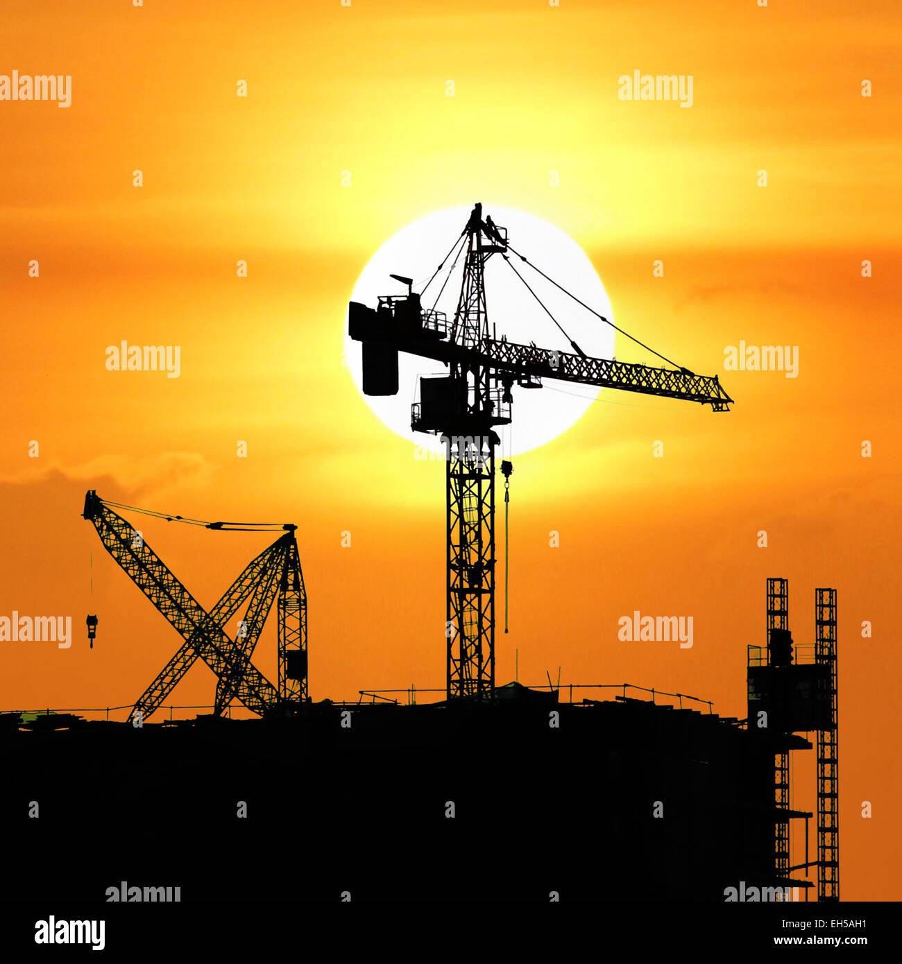 Silhouette de chantier avec grue Banque D'Images