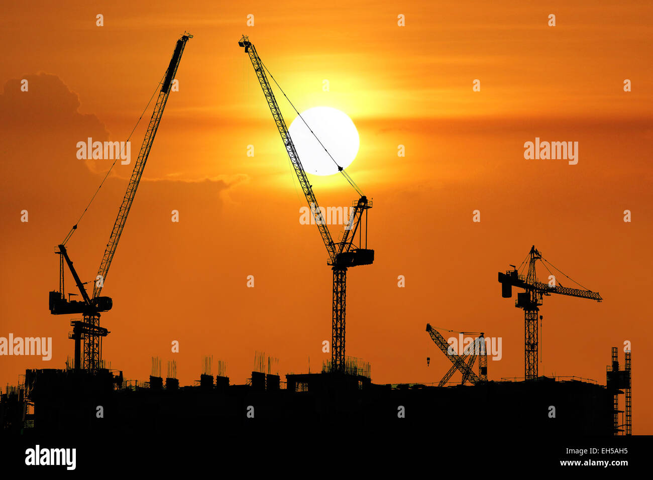 Silhouette de chantier avec grue Banque D'Images