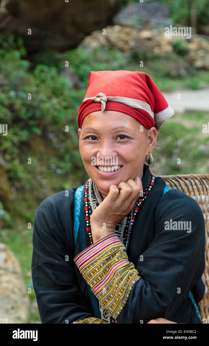 Une colline-tribu girl du Dao rouge culture dans Ta Phin village près de Sapa, Vietnam, Asie. Banque D'Images