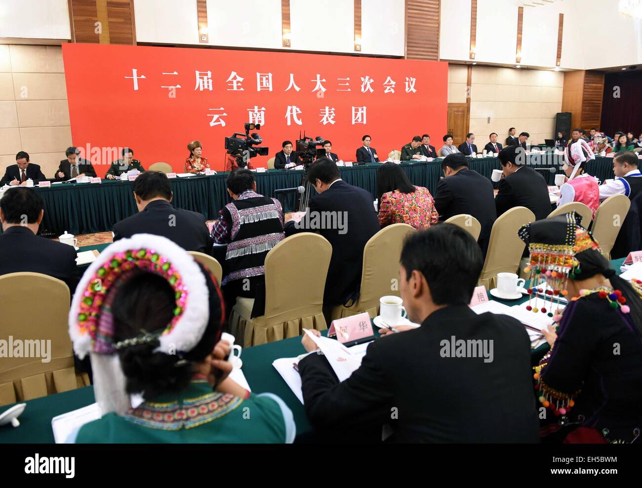 (150307) -- BEIJING, 7 mars 2015 (Xinhua) -- les députés à la 12e Assemblée populaire nationale (APN) du sud-ouest de la province chinoise du Yunnan prendre part à une discussion de groupe à Beijing, capitale de Chine, le 7 mars 2015. (Xinhua/Yang Zongyou) (yxb) Banque D'Images