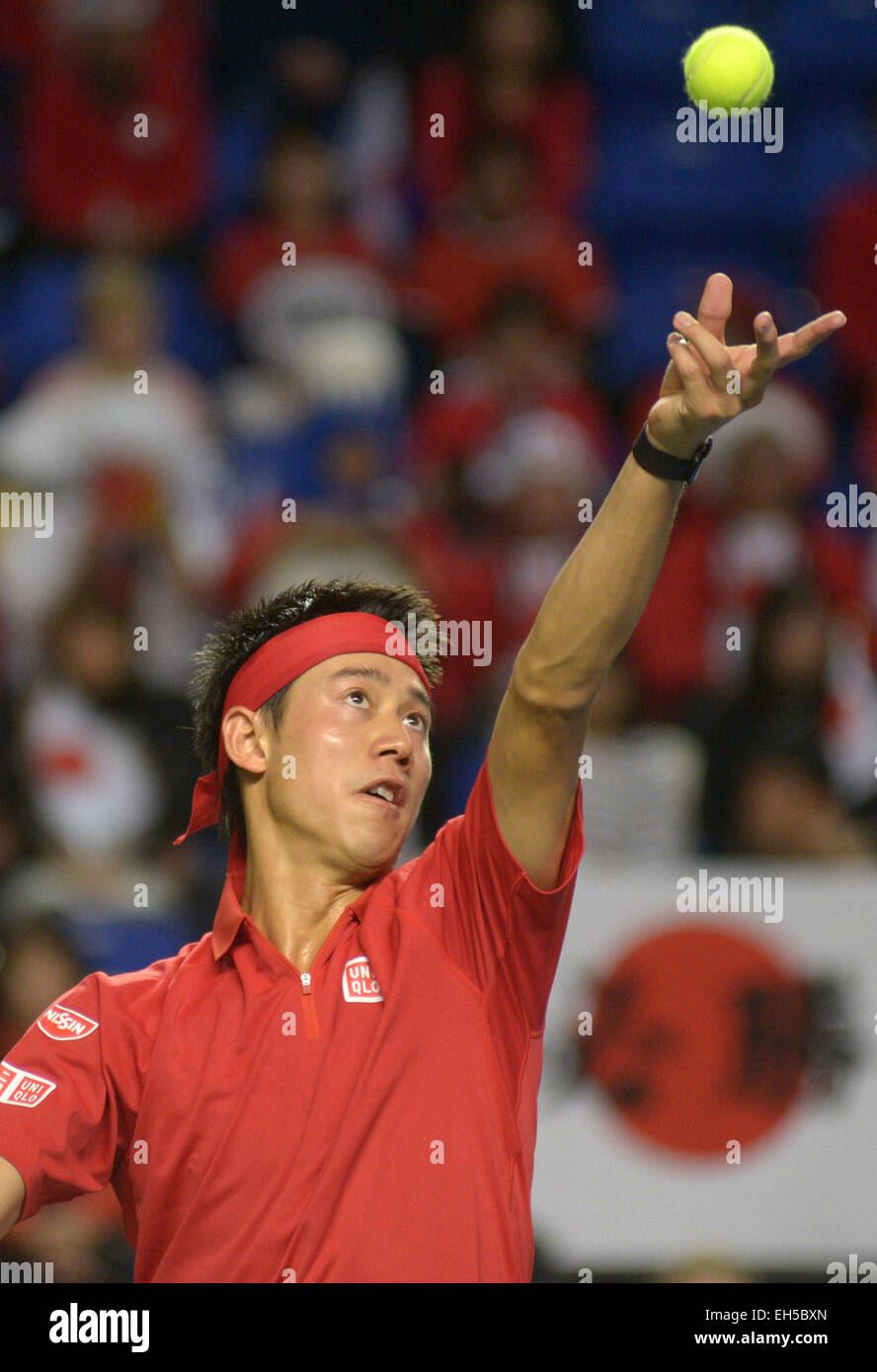 Vancouver, Canada. 6Th Mar, 2015. Kei Nishikori du Japon sert à la Vasek Pospisil durant leur match au tournoi de tennis de la Coupe Davis à Vancouver, Canada, 6 mars 2015. Nishikori a gagné 3-0. Crédit : Sergei Bachlakov/Xinhua/Alamy Live News Banque D'Images