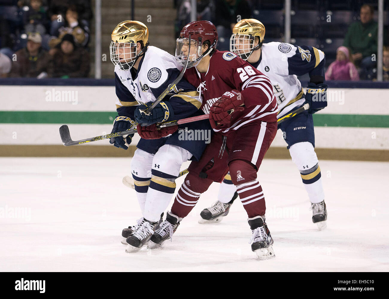 Mars 06, 2015 : Notre Dame de l'aile gauche Sam Herr (12) et l'Umass sur Brandon Montour (26) Combat en avant du net au cours de l'action jeu Hockey NCAA entre la Cathédrale Notre Dame Fighting Irish et l'UMass Minutemen à Compton Famille Ice Arena à South Bend, Indiana. UMass défait Notre Dame 4-3 dans le jeu le plus long dans l'histoire de la NCAA, OT 5. Banque D'Images