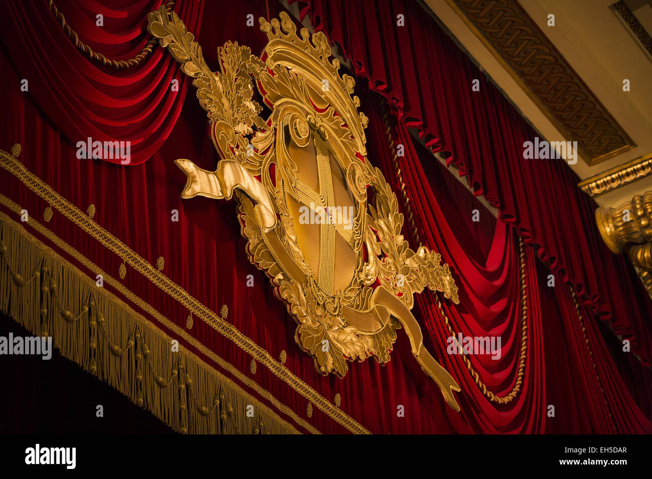 Rideau de scène en velours rouge dans le théâtre de La Scala, Milan, Italie Banque D'Images