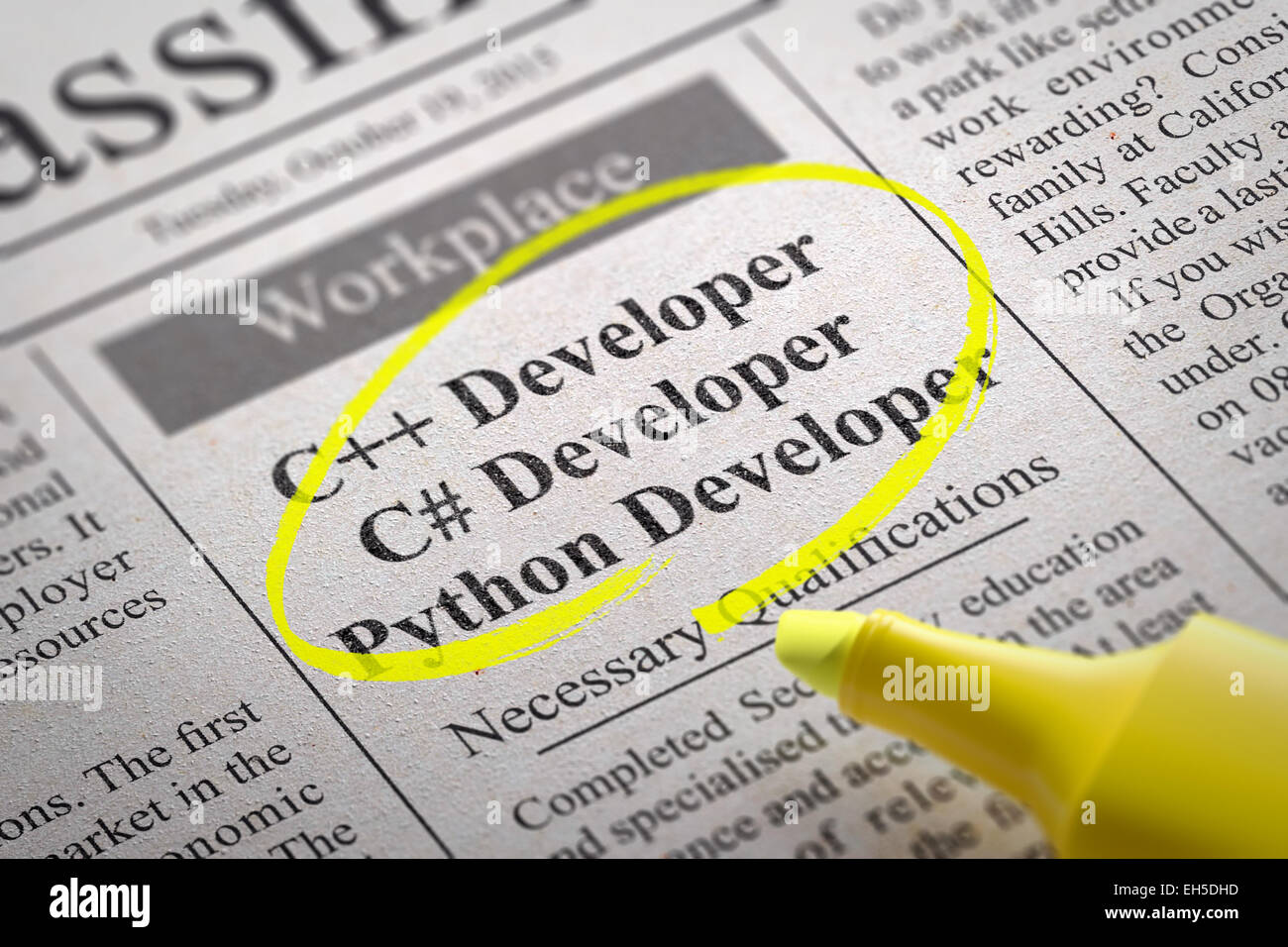 Développeur C, Python d'emploi de développeur en journal. Concept de recherche d'emploi. Banque D'Images Développeur C, Python d'emploi de développeur en journal. Concept de recherche d'emploi. Banque D'Images