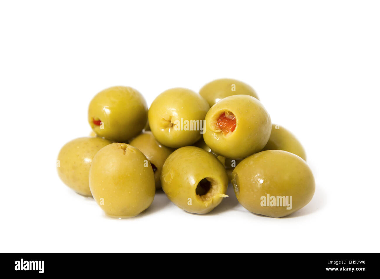 Un tas d'olives vertes sur fond blanc. Banque D'Images