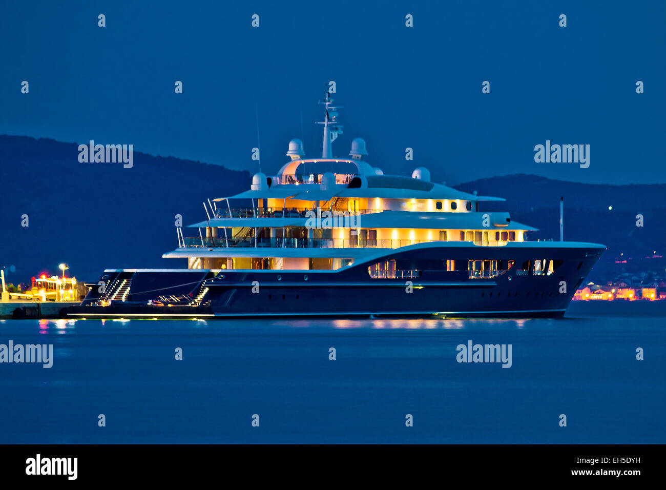 Bateau yacht blue soir vue sur méditerranée coa Banque D'Images