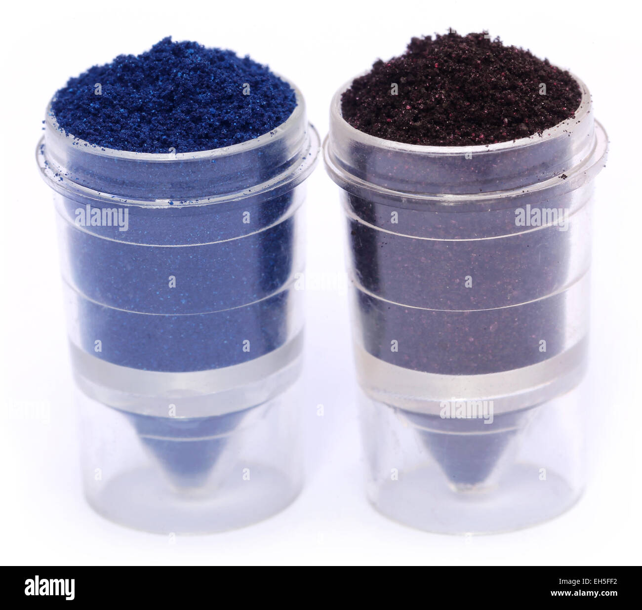 Poudre de couleur textile sur pots plastique Banque D'Images