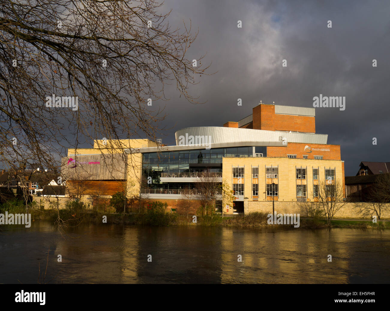 Théâtre Severn, par la rivière Severn à Shrewsbury, Shropshire, Angleterre Banque D'Images