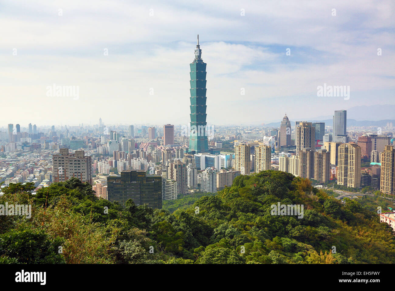 La vue sur la ville avec le gratte-ciel Taipei 101, Taipei, Taiwan Banque D'Images