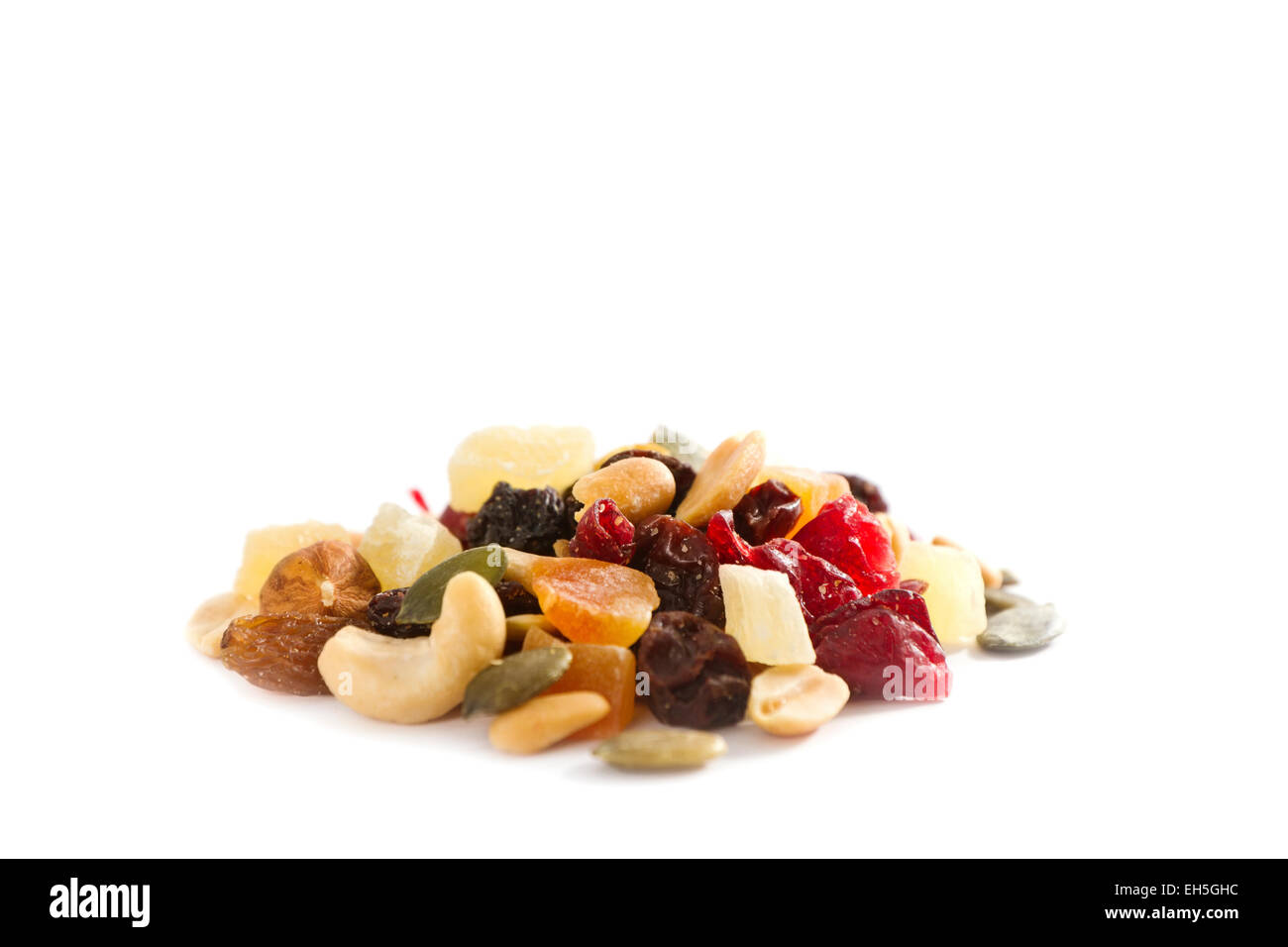 Une pile / heap de différentes noix et fruits séchés. Ingrédients pistaches, noix de cajou, les cacahuètes, les raisins secs, noisettes, tournesol s Banque D'Images