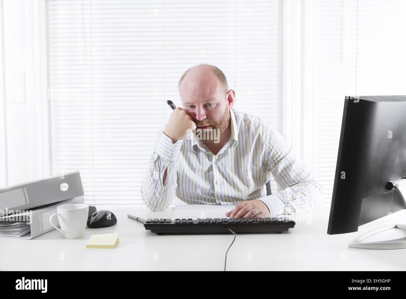 Épuisé employée de bureau dans le bureau. Pour beaucoup de travail et pas de motivation. Banque D'Images