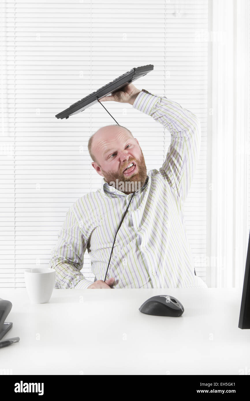 Office worker / businessman étrangler lui-même avec son câble du clavier. Banque D'Images