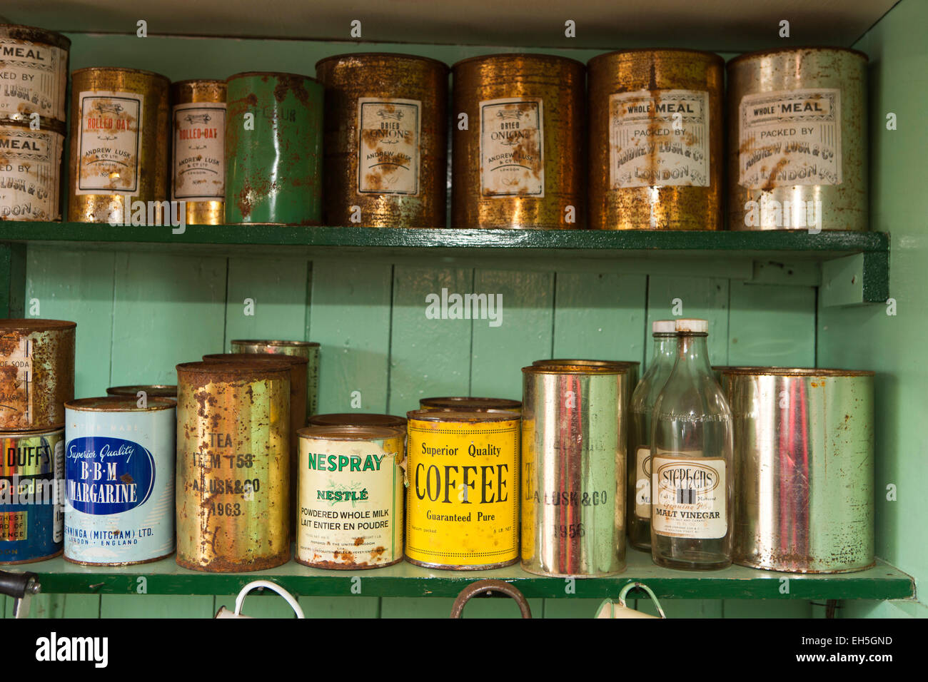 L'antarctique, Port Lockroy base britannique museum, cuisine, étagère contenant 1950 boissons séchés Banque D'Images