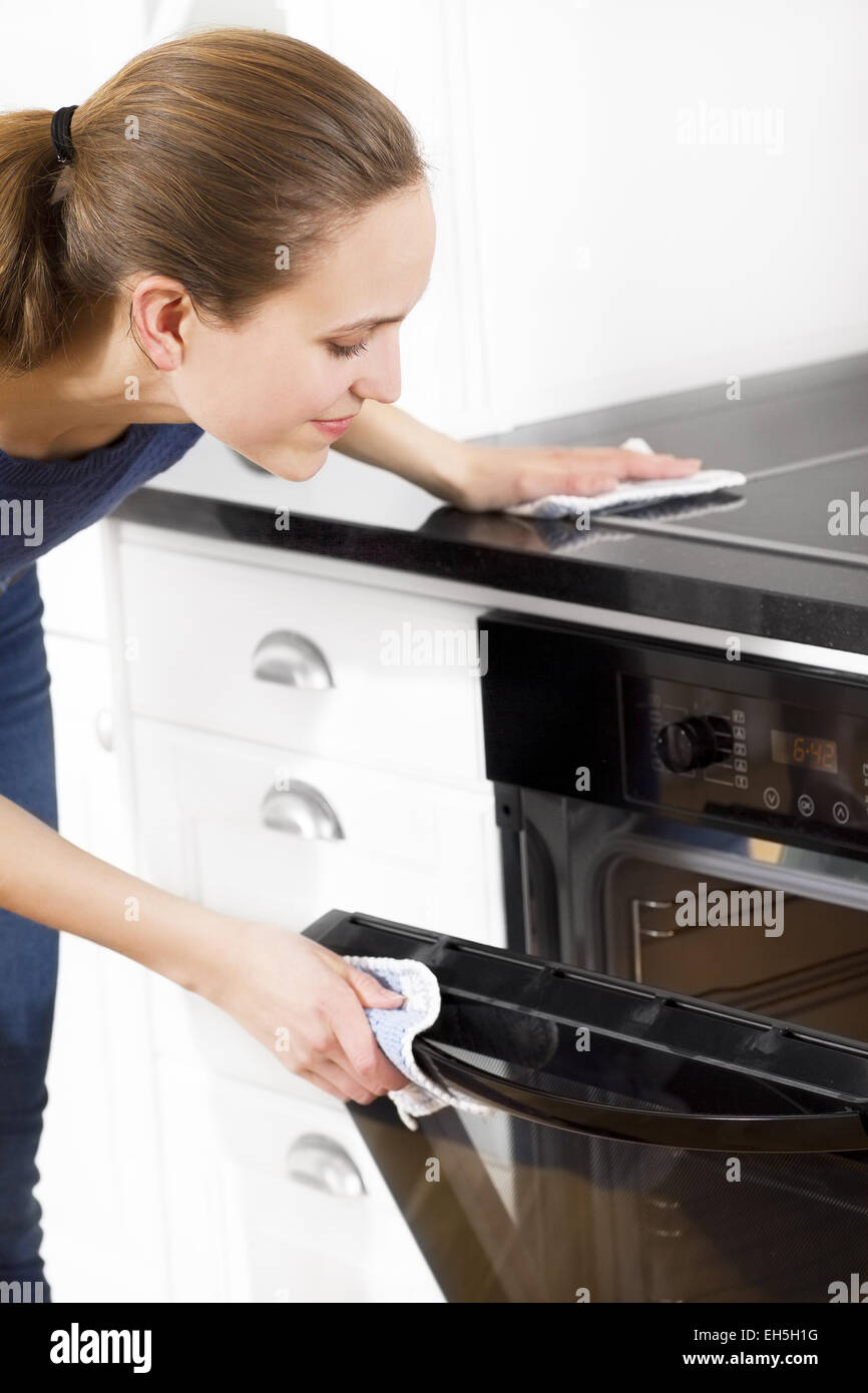 Une femme en blanc cuisine. Banque D'Images