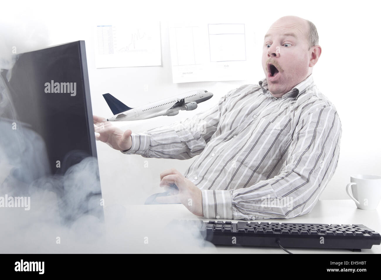 Un avion décollant d'un des employés de bureau d'ordinateur. Maison de vacances / COMMANDE / billets d'avion sur internet. Banque D'Images