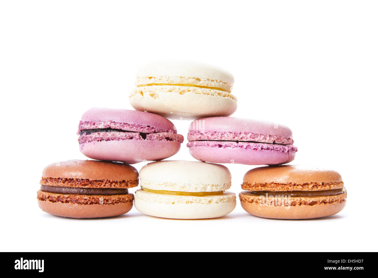 Doux, coloré et frais macarons français sur fond blanc. Vanille, chocolat et Cassis. Banque D'Images