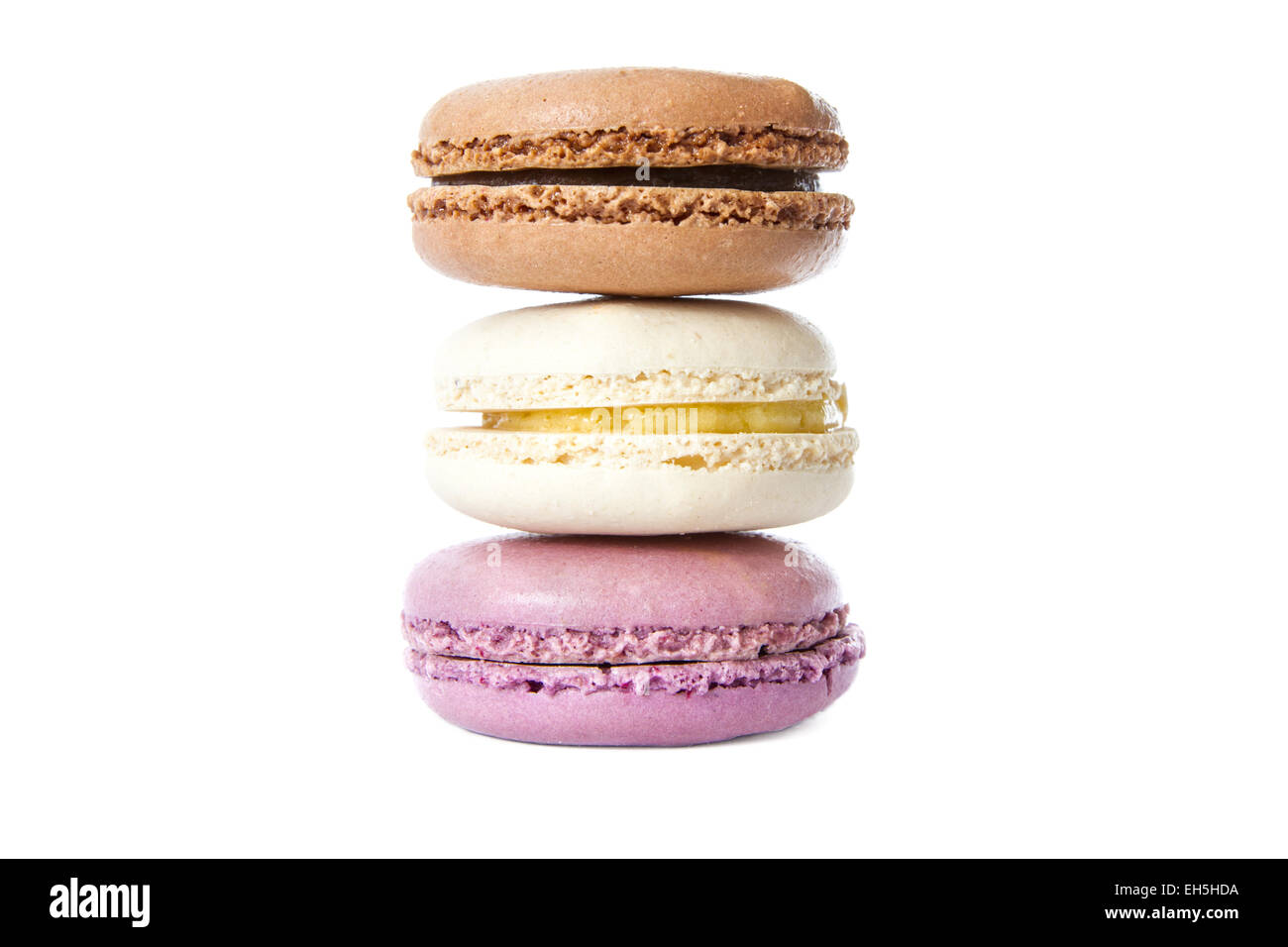 Doux, coloré et frais macarons français sur fond blanc. Vanille, chocolat et Cassis. Banque D'Images