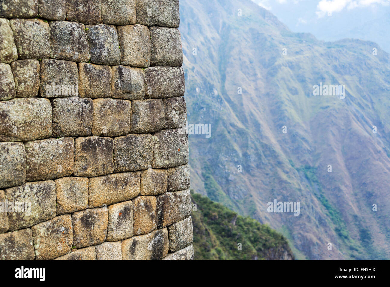 Libre d'un mur à Machu Picchu, au Pérou avec les Andes en arrière-plan Banque D'Images