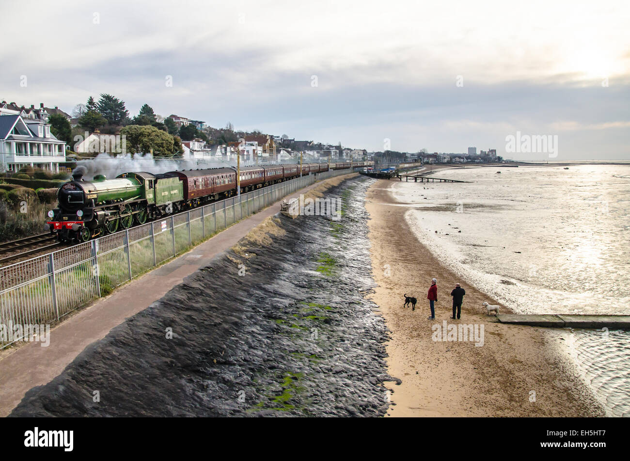 Locomotive à vapeur Mayflower de classe B1. Vu ici tôt le matin courant le long de la côte de l'estuaire de la Tamise près de la station Chalkwell, Essex, Royaume-Uni Banque D'Images