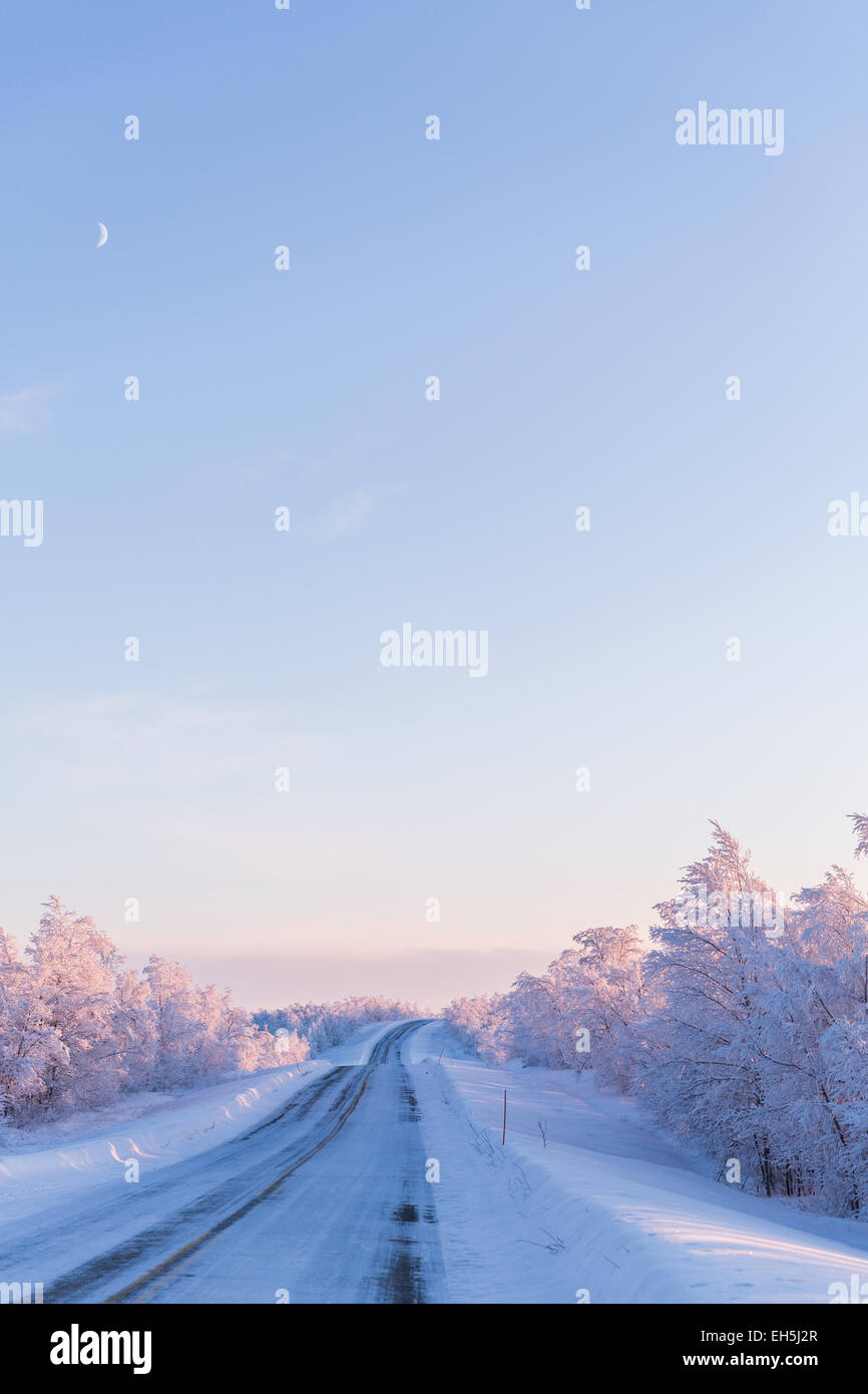 En Laponie scène snowy road Banque D'Images