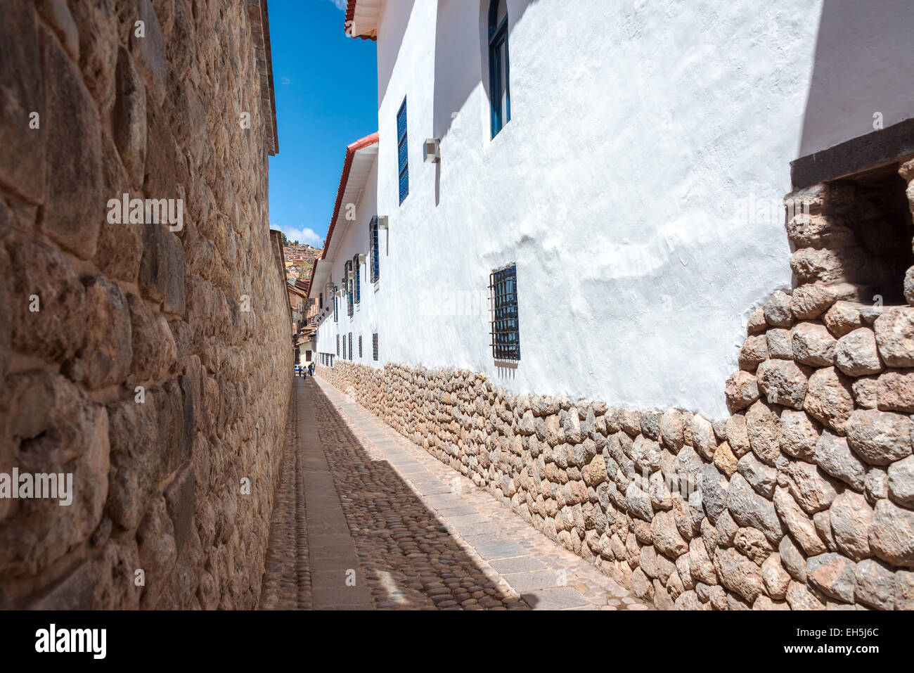 Rue étroite ruelle à Cuzco, Pérou Inca avec pierres apparentes et visibles de l'architecture coloniale Banque D'Images