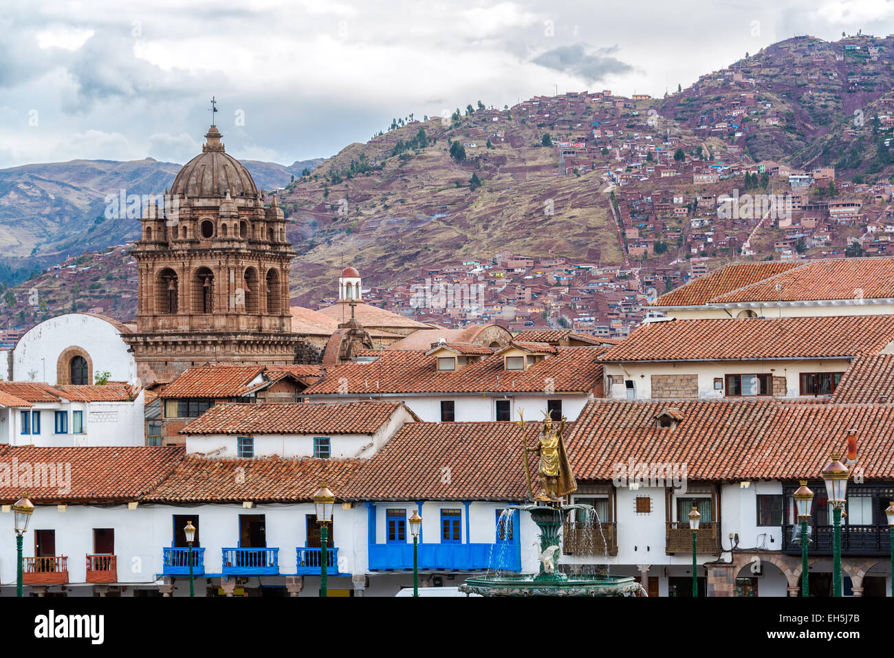 Vue depuis la Plaza de Armas dans le centre de Cuzco, Pérou Banque D'Images