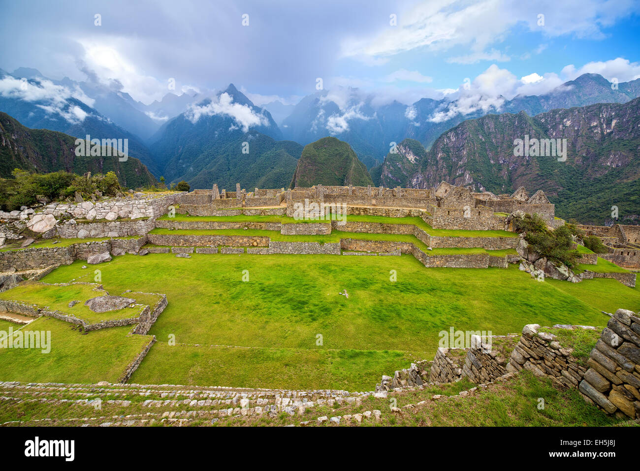 Vue grand angle du Machu Picchu, au Pérou avec une ligne et des Andes dans l'arrière-plan Banque D'Images