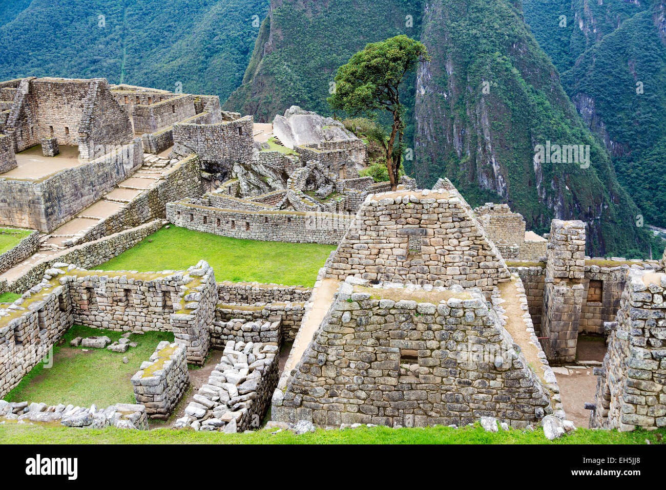 Voir d'anciens bâtiments en ruines à Machu Picchu, Pérou Banque D'Images