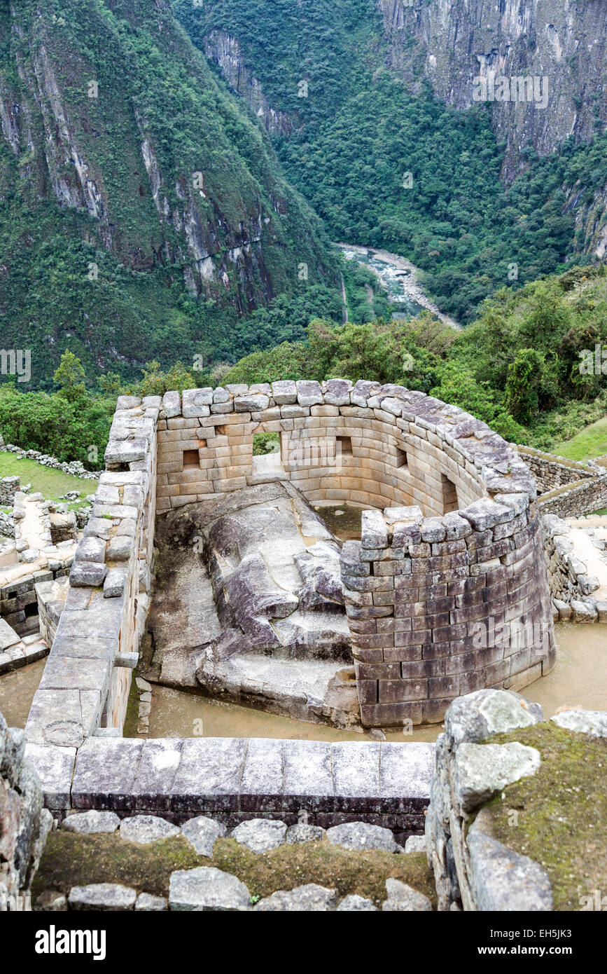 Vue sur le temple du soleil à Machu Picchu, Pérou Banque D'Images