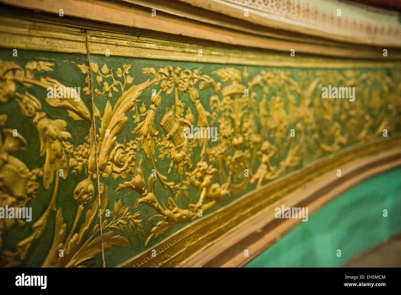Papier mâché en relief à l'intérieur de l'époque Victorienne Gaiety Theatre à Shimla, Himachal Pradesh, Inde Banque D'Images