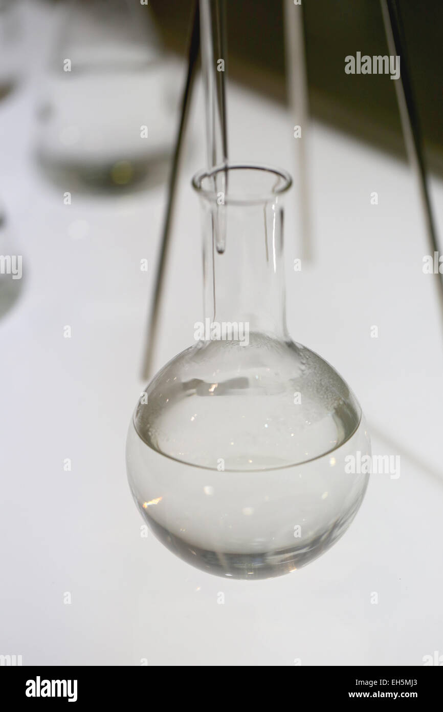 Se concentrer sur les bouteilles de verre utilisées dans les expériences de chimie. Banque D'Images